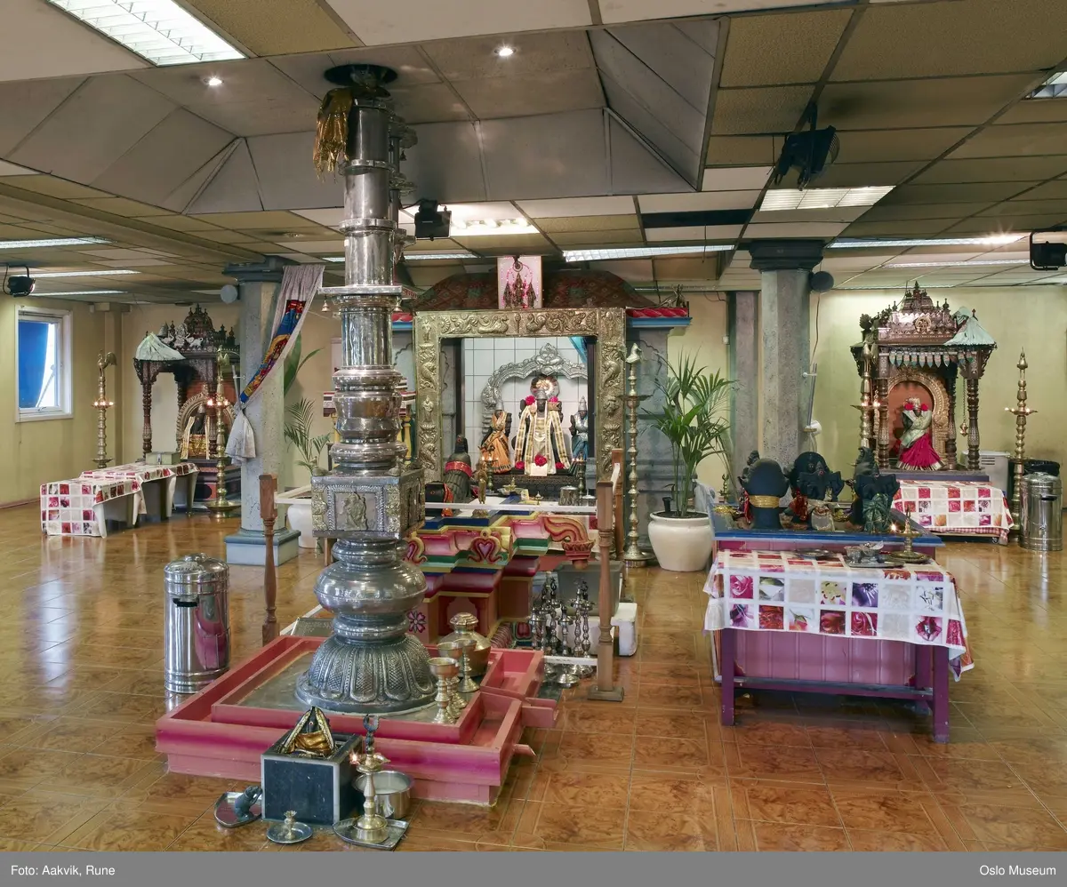 Hinduisme, Sivasubramanyar Alyam, tempel, interiør, detaljer, guder, alter, blomster, lys
