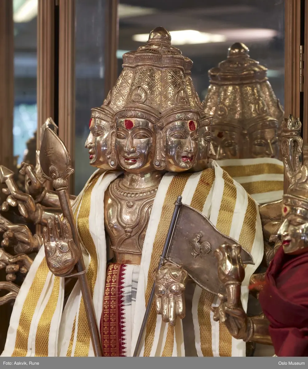 Hinduisme, Sivasubramanyar Alyam, tempel, interiør, detaljer, guder, alter, blomster, lys