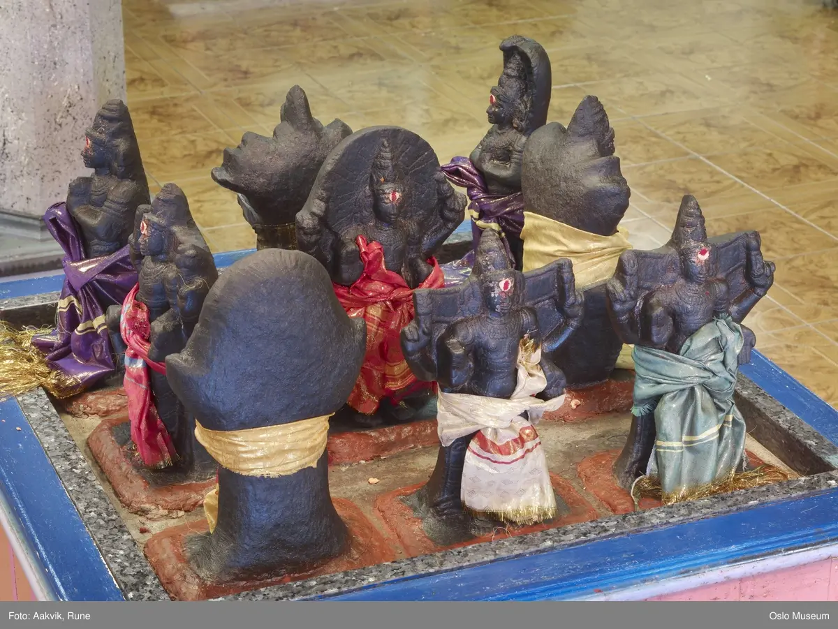 Hinduisme, Sivasubramanyar Alyam, tempel, interiør, detaljer, guder, alter, blomster, lys