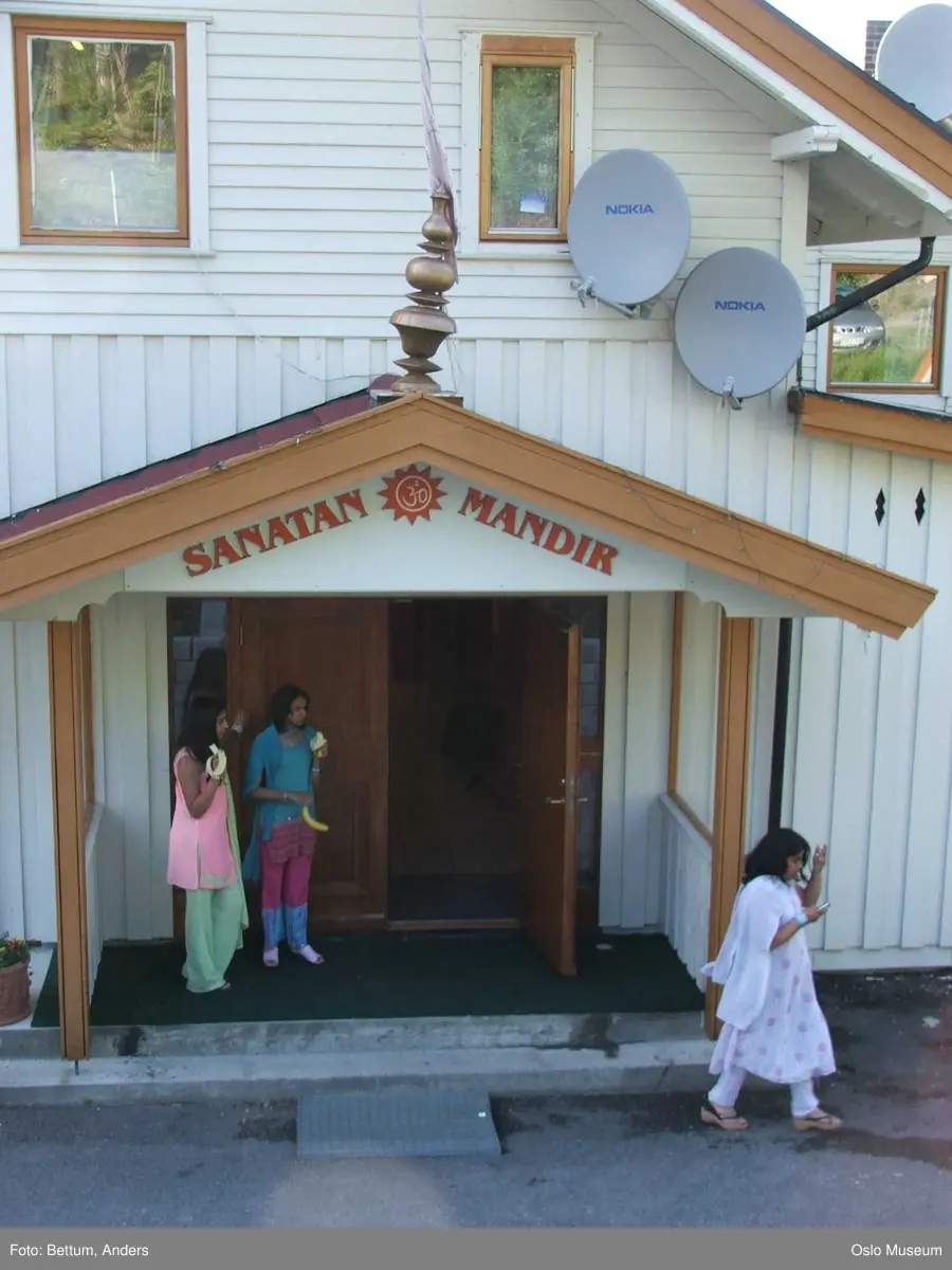 Hinduisme, Sanatan Mandir, tempel, eksteriør, trehus, sveiteserstil, ornamenter, bil, parabol, skilt, barn