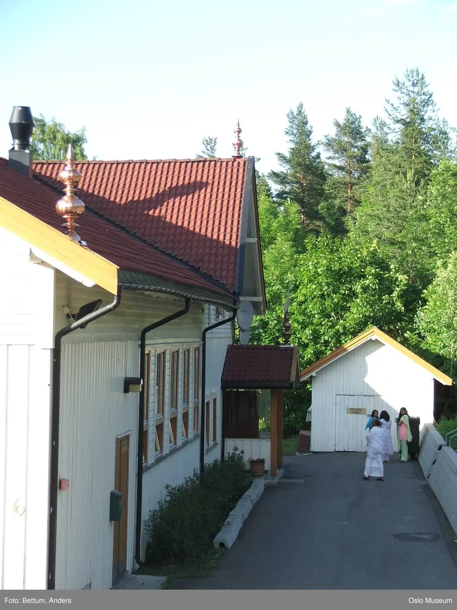 Hinduisme, Sanatan Mandir, tempel, eksteriør, trehus, sveiteserstil, ornamenter, bil, parabol, skilt, barn