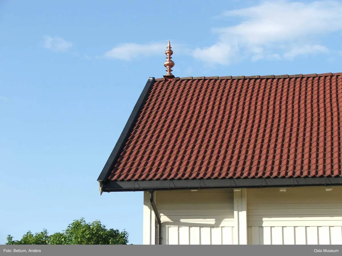 Hinduisme, Sanatan Mandir, tempel, eksteriør, trehus, sveiteserstil, ornamenter, bil, parabol, skilt, barn