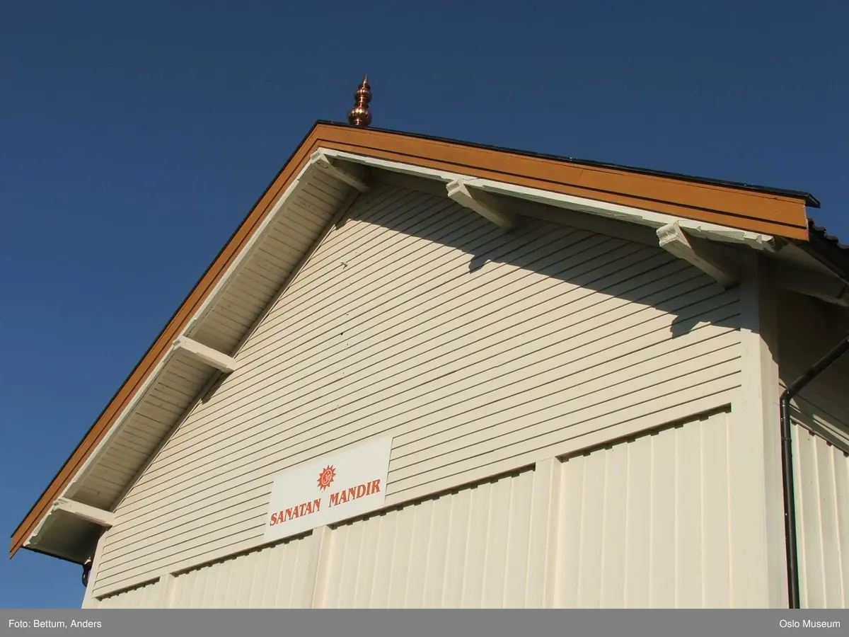 Hinduisme, Sanatan Mandir, tempel, eksteriør, trehus, sveiteserstil, ornamenter, bil, parabol, skilt, barn