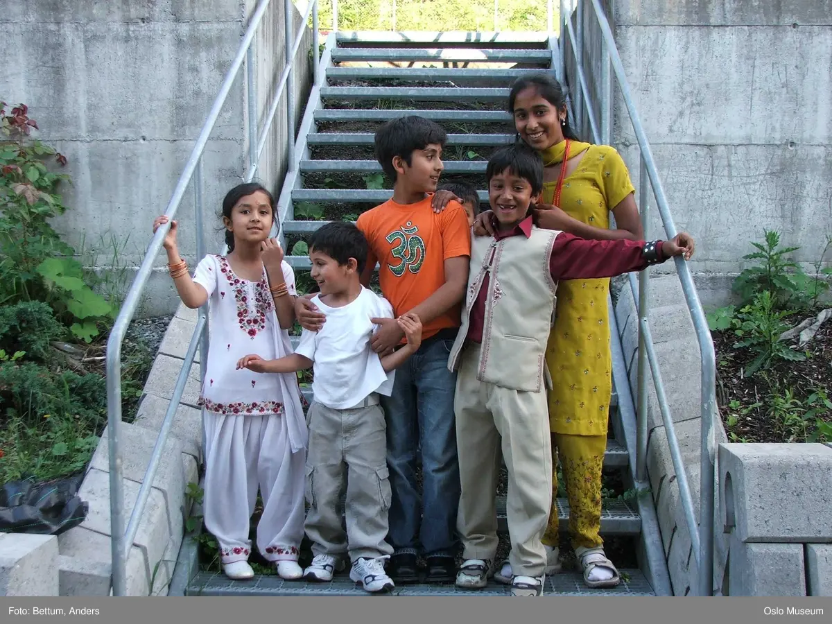 Hinduisme, Sanatan Mandir, tempel, eksteriør, trehus, sveiteserstil, ornamenter, bil, parabol, skilt, barn