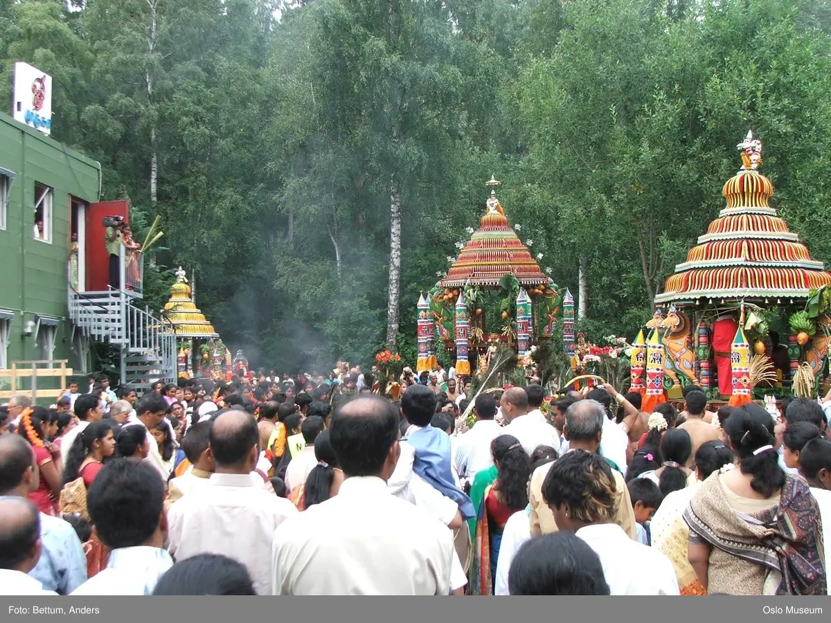 Hinduisme, Sivasubramanyar Alyam, tempel, Tiruvela, kjerrefest, mann, kvinne, barn, kjerrer, askese, musikk, instrumenter, påfulgfjær, frukt, blomster, ild
