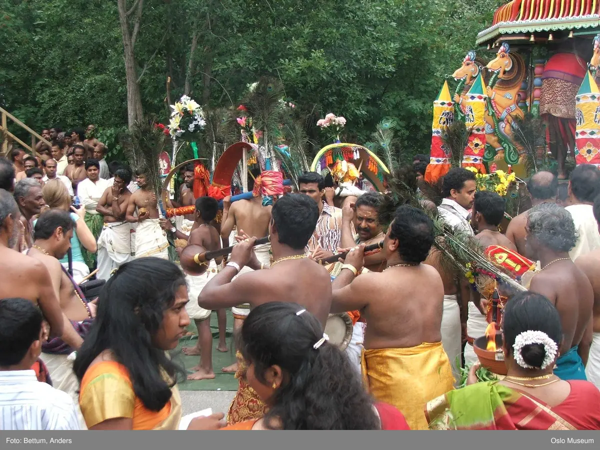 Hinduisme, Sivasubramanyar Alyam, tempel, Tiruvela, kjerrefest, mann, kvinne, barn, kjerrer, askese, musikk, instrumenter, påfulgfjær, frukt, blomster, ild