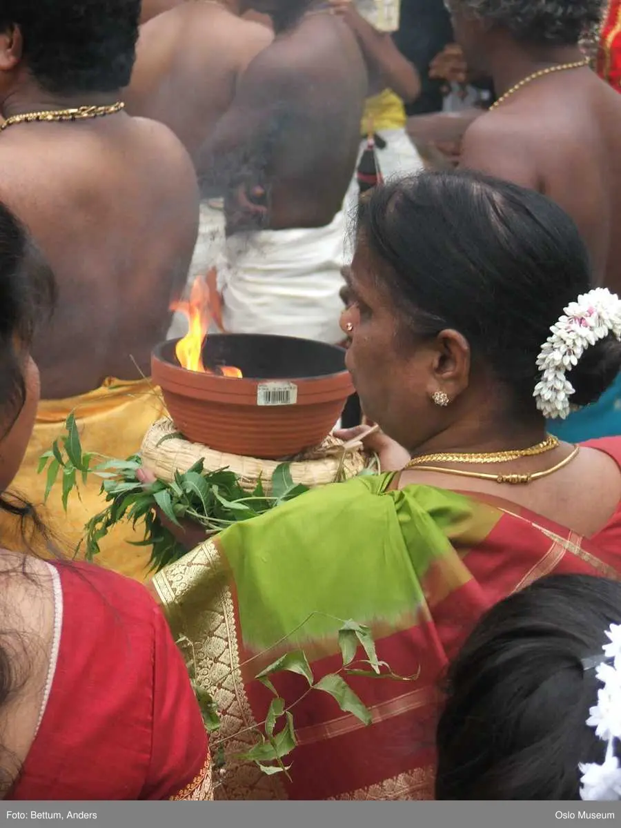 Hinduisme, Sivasubramanyar Alyam, tempel, Tiruvela, kjerrefest, mann, kvinne, barn, kjerrer, askese, musikk, instrumenter, påfulgfjær, frukt, blomster, ild