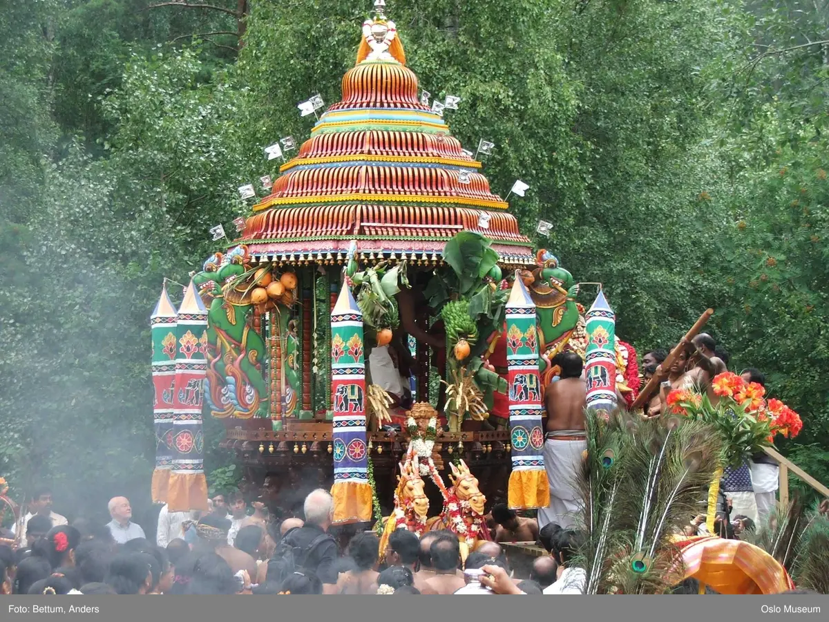 Hinduisme, Sivasubramanyar Alyam, tempel, Tiruvela, kjerrefest, mann, kvinne, barn, kjerrer, askese, musikk, instrumenter, påfulgfjær, frukt, blomster, ild