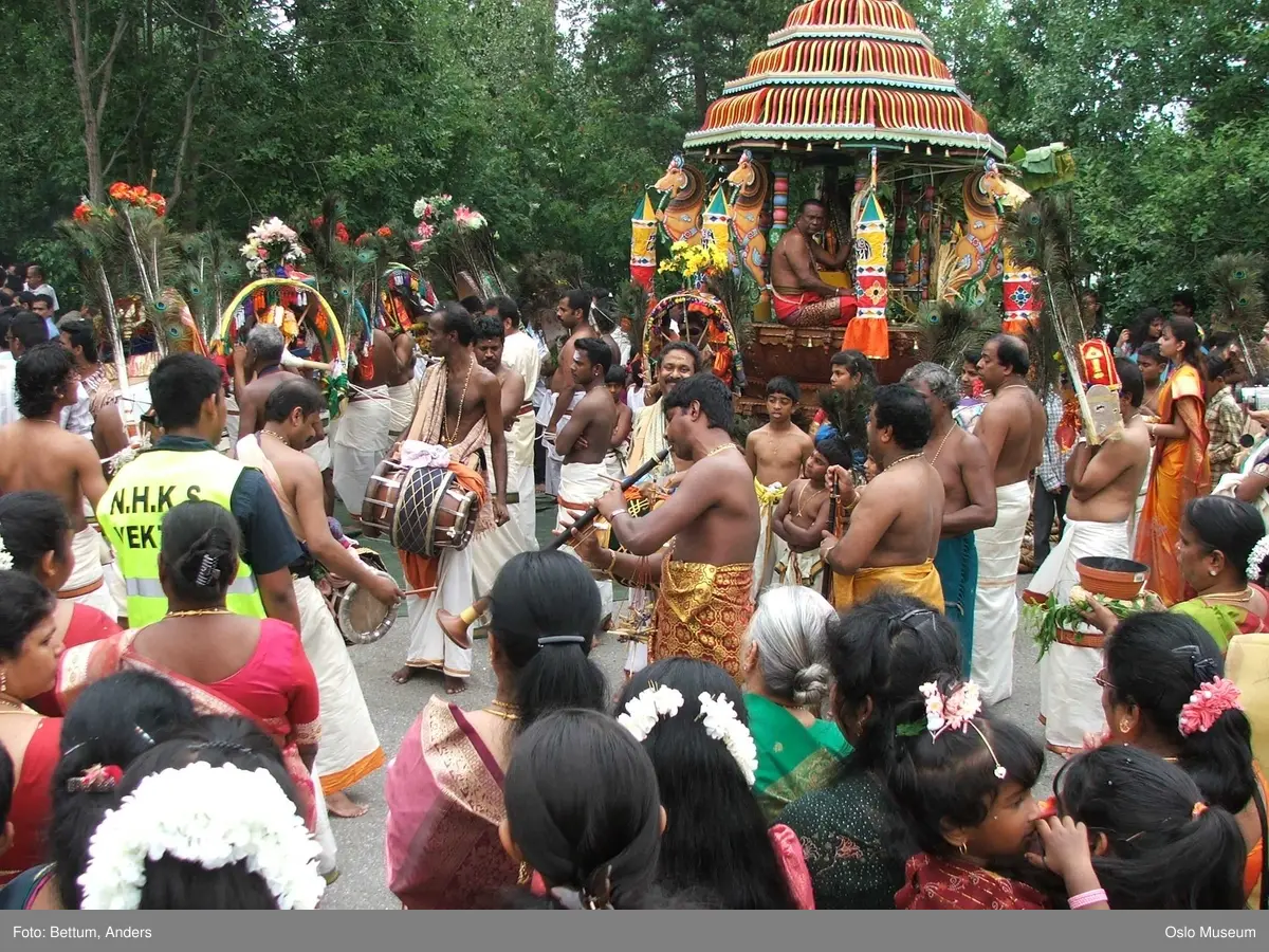 Hinduisme, Sivasubramanyar Alyam, tempel, Tiruvela, kjerrefest, mann, kvinne, barn, kjerrer, askese, musikk, instrumenter, påfulgfjær, frukt, blomster, ild