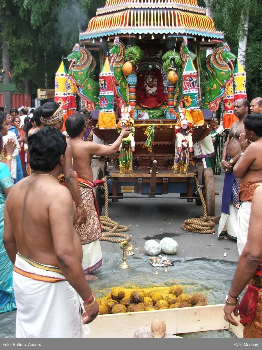 Hinduisme, Sivasubramanyar Alyam, tempel, Tiruvela, kjerrefest, mann, kvinne, barn, kjerrer, askese, musikk, instrumenter, påfulgfjær, frukt, blomster, ild
