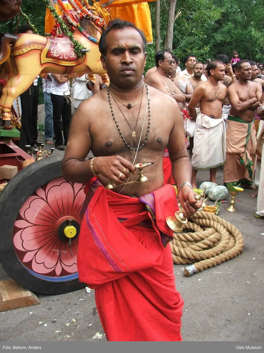 Hinduisme, Sivasubramanyar Alyam, tempel, Tiruvela, kjerrefest, mann, kvinne, barn, kjerrer, askese, musikk, instrumenter, påfulgfjær, frukt, blomster, ild