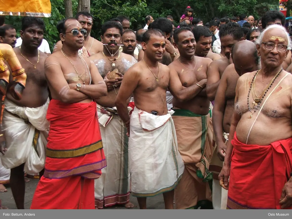 Hinduisme, Sivasubramanyar Alyam, tempel, Tiruvela, kjerrefest, mann, kvinne, barn, kjerrer, askese, musikk, instrumenter, påfulgfjær, frukt, blomster, ild
