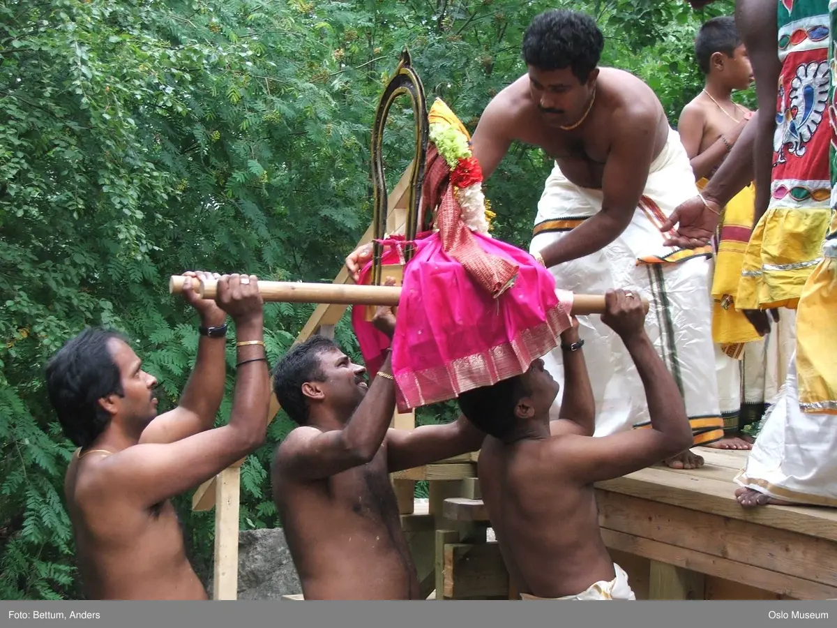Hinduisme, Sivasubramanyar Alyam, tempel, Tiruvela, kjerrefest, mann, kvinne, barn, kjerrer, askese, musikk, instrumenter, påfulgfjær, frukt, blomster, ild