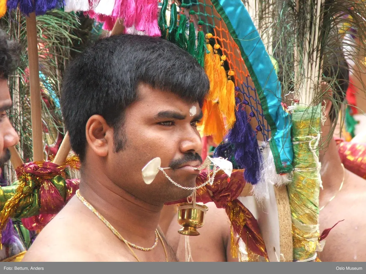 Hinduisme, Sivasubramanyar Alyam, tempel, Tiruvela, kjerrefest, mann, kvinne, barn, kjerrer, askese, musikk, instrumenter, påfulgfjær, frukt, blomster, ild
