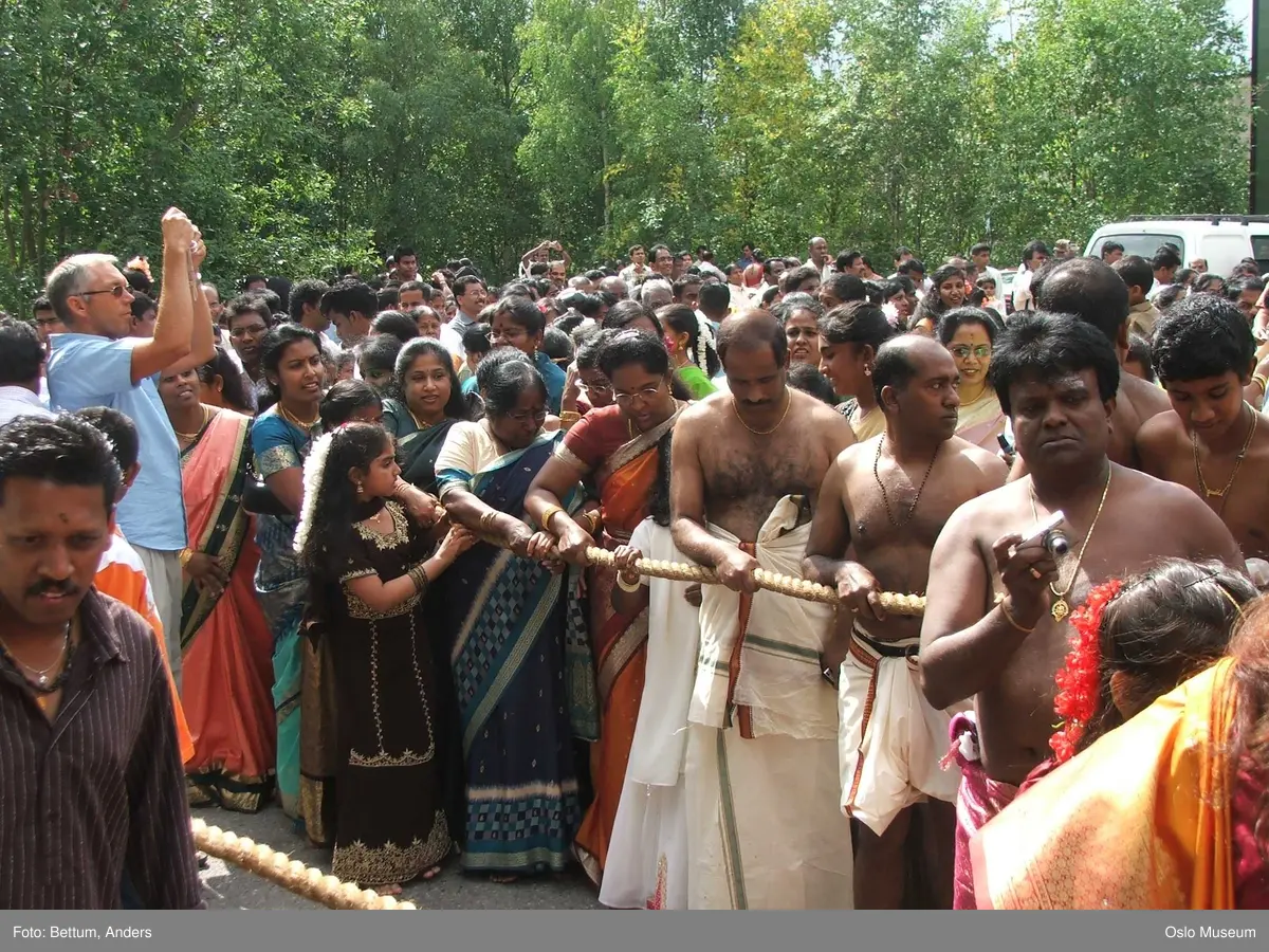 Hinduisme, Sivasubramanyar Alyam, tempel, Tiruvela, kjerrefest, mann, kvinne, barn, kjerrer, askese, musikk, instrumenter, påfulgfjær, frukt, blomster, ild