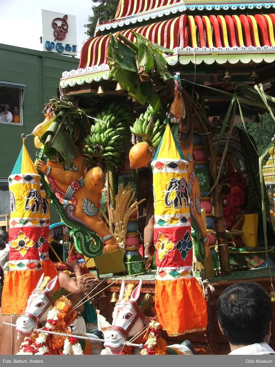 Hinduisme, Sivasubramanyar Alyam, tempel, Tiruvela, kjerrefest, mann, kvinne, barn, kjerrer, askese, musikk, instrumenter, påfulgfjær, frukt, blomster, ild