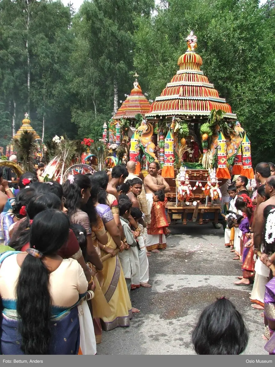 Hinduisme, Sivasubramanyar Alyam, tempel, Tiruvela, kjerrefest, mann, kvinne, barn, kjerrer, askese, musikk, instrumenter, påfulgfjær, frukt, blomster, ild