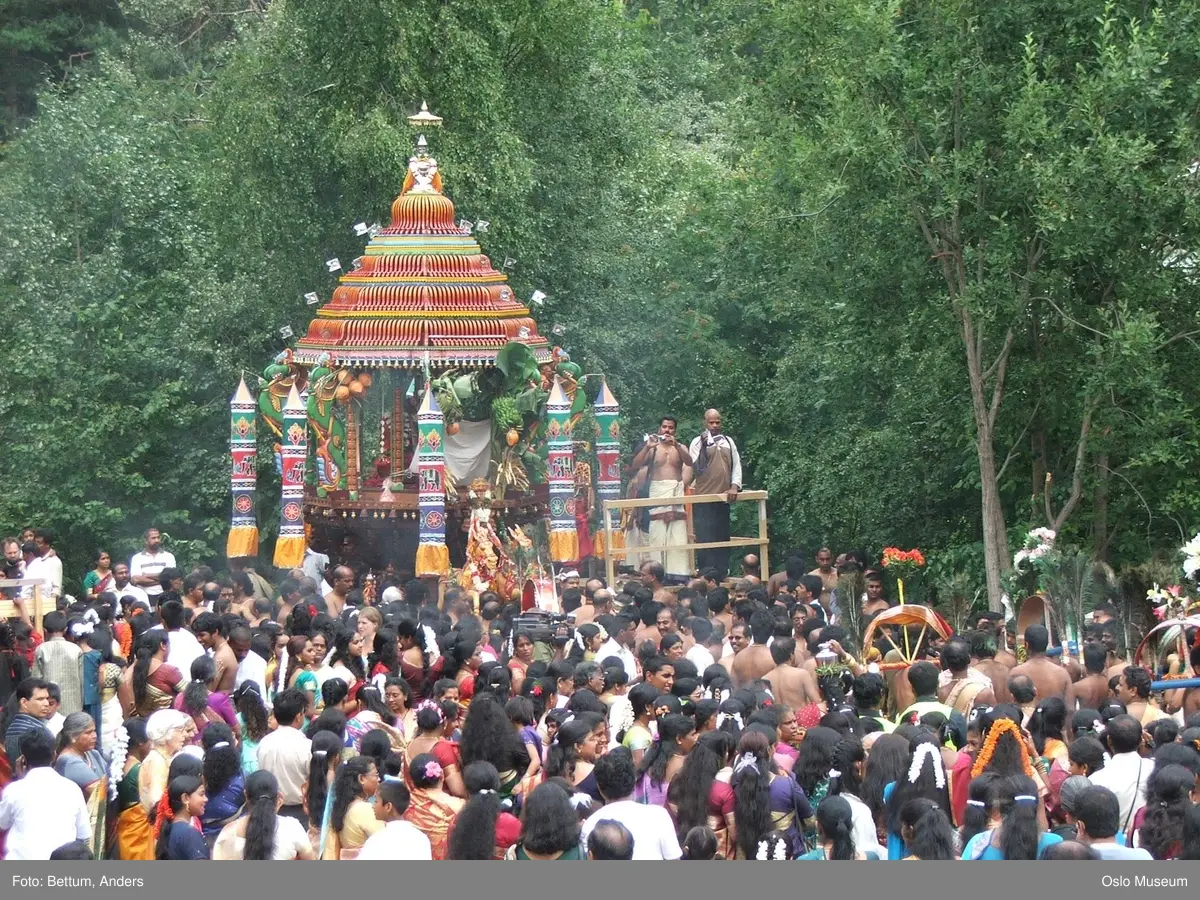 Hinduisme, Sivasubramanyar Alyam, tempel, Tiruvela, kjerrefest, mann, kvinne, barn, kjerrer, askese, musikk, instrumenter, påfulgfjær, frukt, blomster, ild