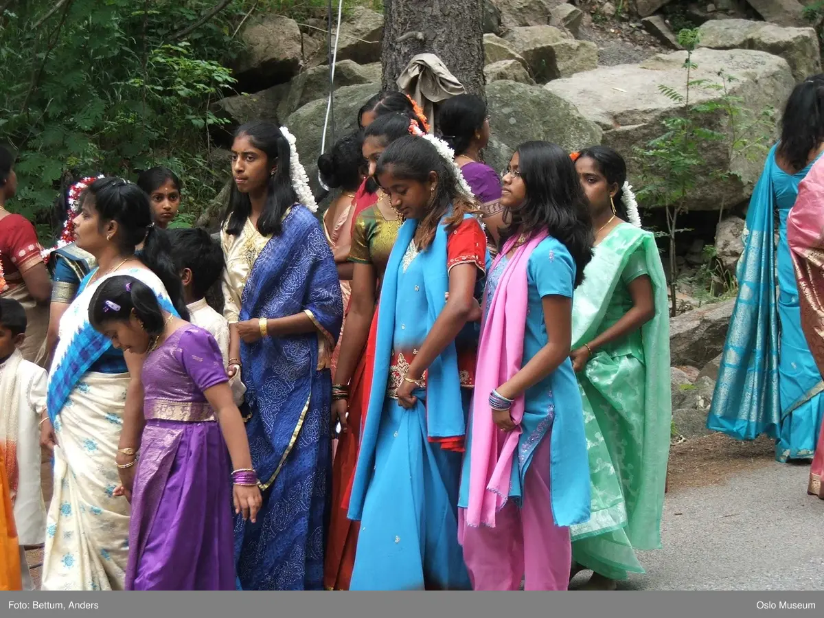 Hinduisme, Sivasubramanyar Alyam, tempel, Tiruvela, kjerrefest, mann, kvinne, barn, kjerrer, askese, musikk, instrumenter, påfulgfjær, frukt, blomster, ild