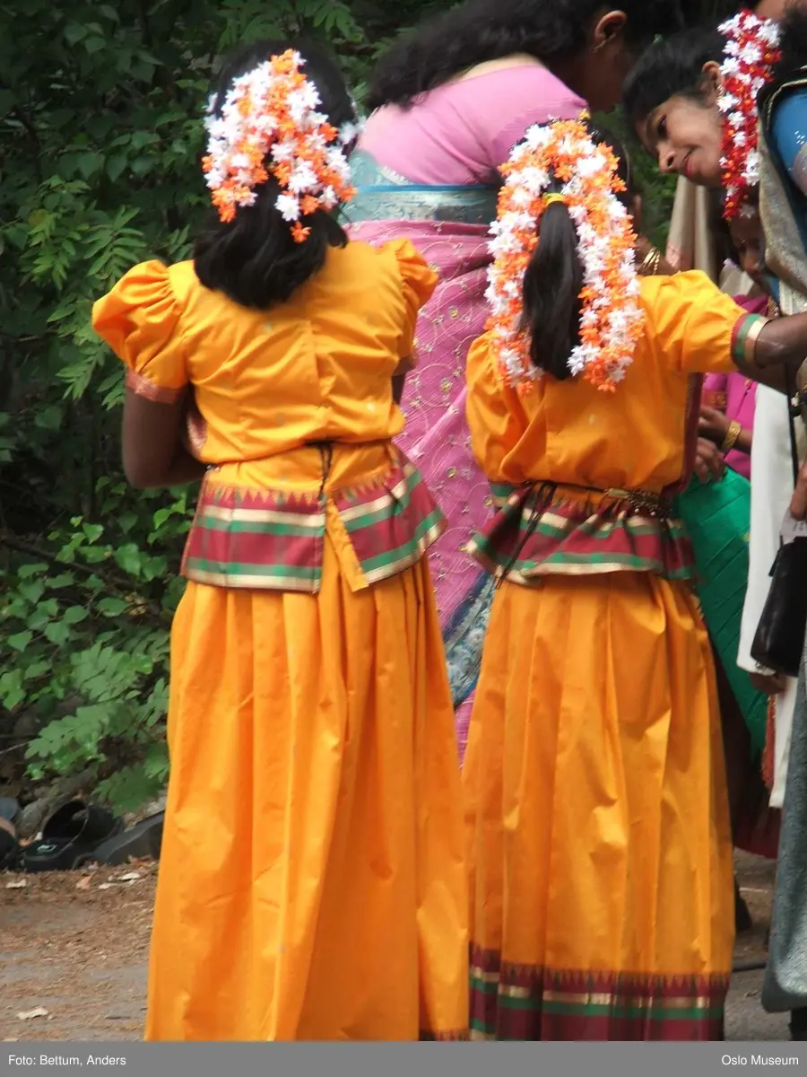 Hinduisme, Sivasubramanyar Alyam, tempel, Tiruvela, kjerrefest, mann, kvinne, barn, kjerrer, askese, musikk, instrumenter, påfulgfjær, frukt, blomster, ild