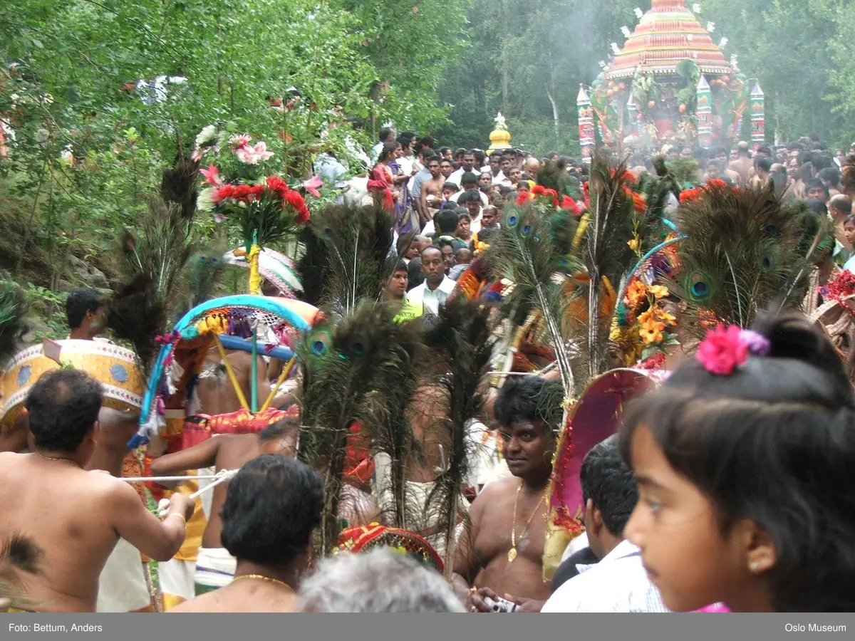 Hinduisme, Sivasubramanyar Alyam, tempel, Tiruvela, kjerrefest, mann, kvinne, barn, kjerrer, askese, musikk, instrumenter, påfulgfjær, frukt, blomster, ild