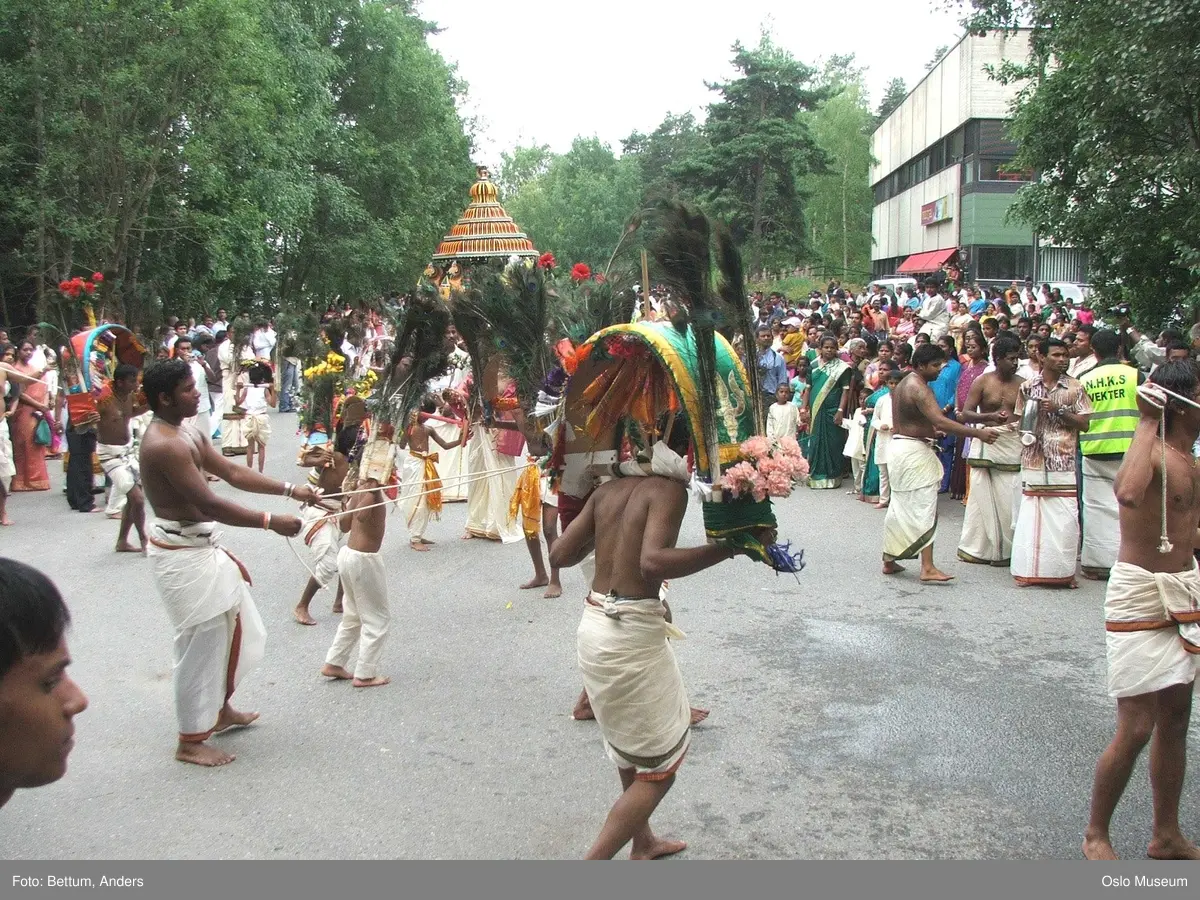 Hinduisme, Sivasubramanyar Alyam, tempel, Tiruvela, kjerrefest, mann, kvinne, barn, kjerrer, askese, musikk, instrumenter, påfulgfjær, frukt, blomster, ild