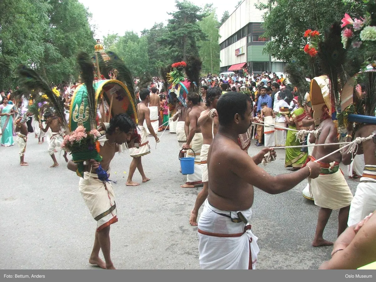 Hinduisme, Sivasubramanyar Alyam, tempel, Tiruvela, kjerrefest, mann, kvinne, barn, kjerrer, askese, musikk, instrumenter, påfulgfjær, frukt, blomster, ild