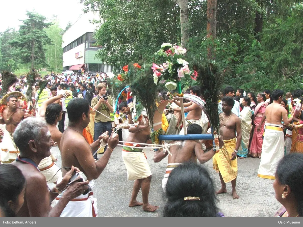 Hinduisme, Sivasubramanyar Alyam, tempel, Tiruvela, kjerrefest, mann, kvinne, barn, kjerrer, askese, musikk, instrumenter, påfulgfjær, frukt, blomster, ild