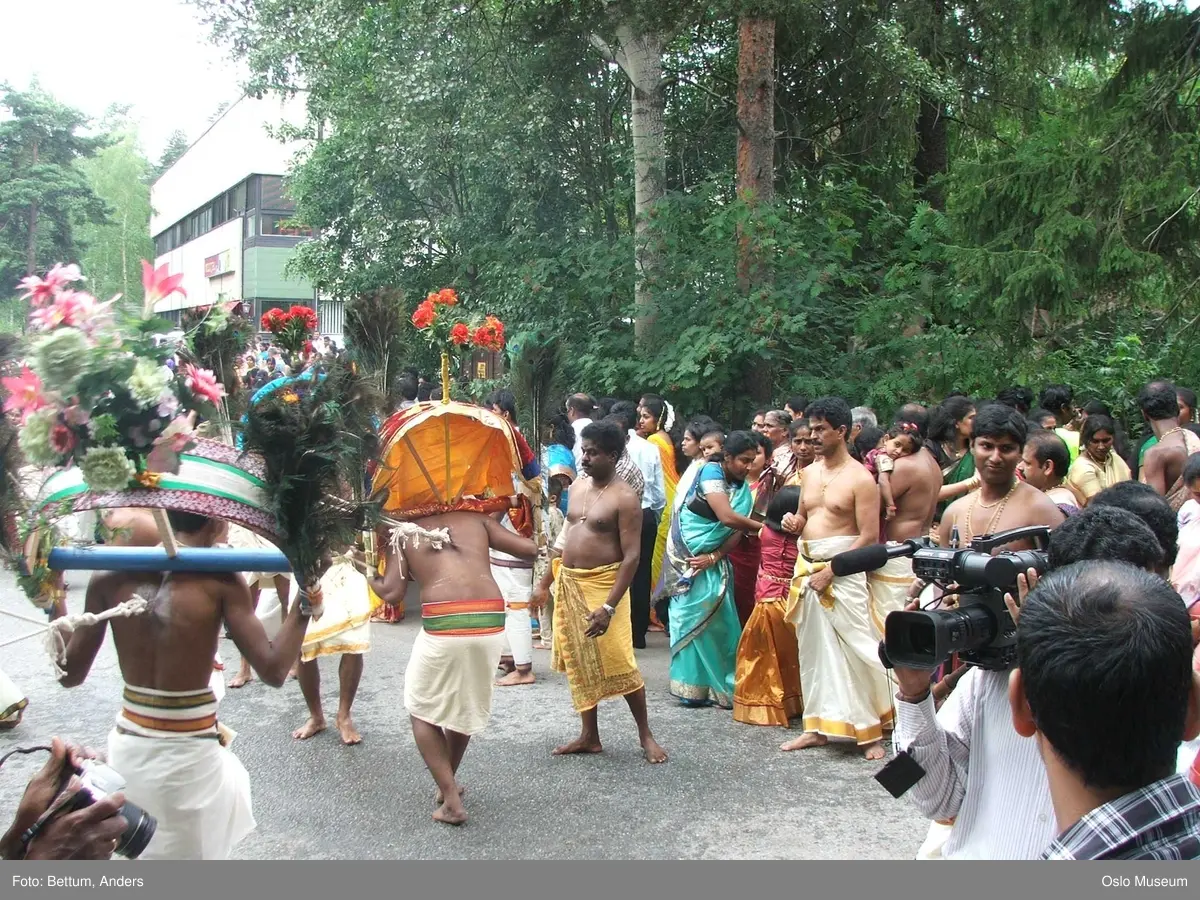 Hinduisme, Sivasubramanyar Alyam, tempel, Tiruvela, kjerrefest, mann, kvinne, barn, kjerrer, askese, musikk, instrumenter, påfulgfjær, frukt, blomster, ild