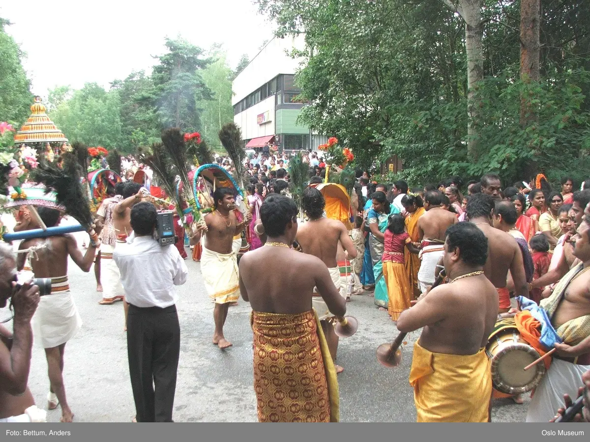 Hinduisme, Sivasubramanyar Alyam, tempel, Tiruvela, kjerrefest, mann, kvinne, barn, kjerrer, askese, musikk, instrumenter, påfulgfjær, frukt, blomster, ild