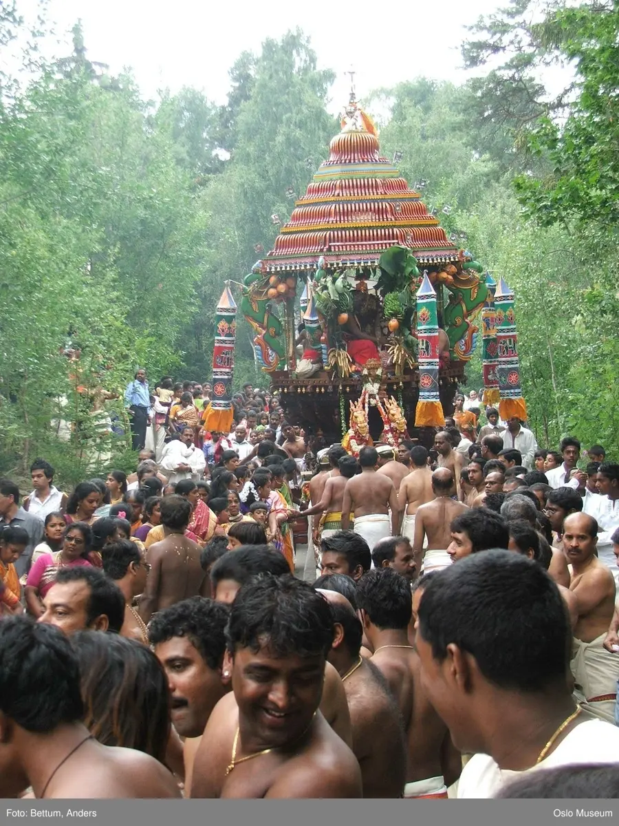 Hinduisme, Sivasubramanyar Alyam, tempel, Tiruvela, kjerrefest, mann, kvinne, barn, kjerrer, askese, musikk, instrumenter, påfulgfjær, frukt, blomster, ild