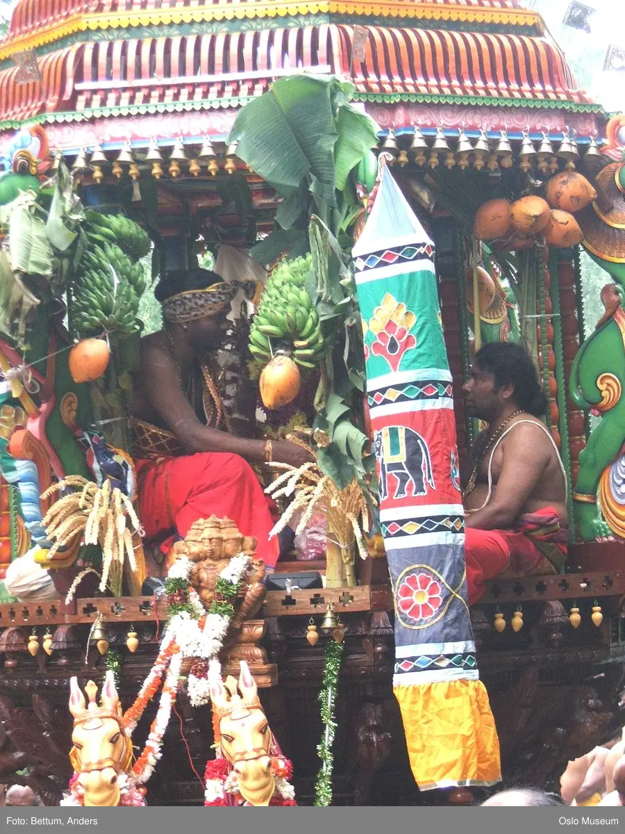 Hinduisme, Sivasubramanyar Alyam, tempel, Tiruvela, kjerrefest, mann, kvinne, barn, kjerrer, askese, musikk, instrumenter, påfulgfjær, frukt, blomster, ild