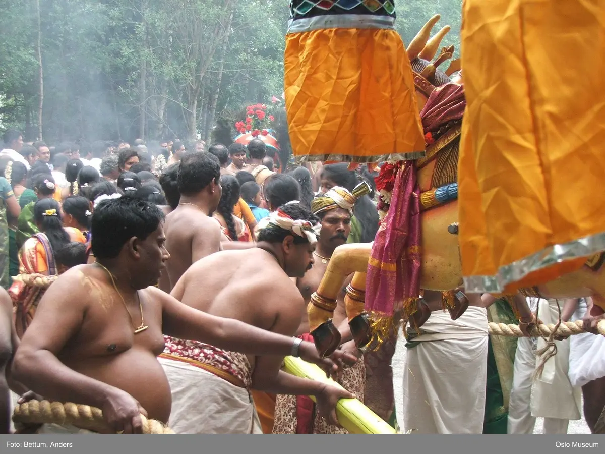Hinduisme, Sivasubramanyar Alyam, tempel, Tiruvela, kjerrefest, mann, kvinne, barn, kjerrer, askese, musikk, instrumenter, påfulgfjær, frukt, blomster, ild