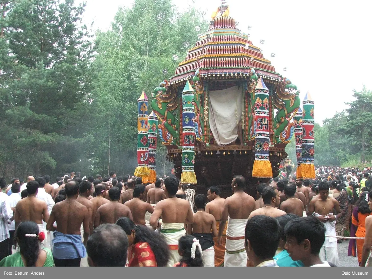 Hinduisme, Sivasubramanyar Alyam, tempel, Tiruvela, kjerrefest, mann, kvinne, barn, kjerrer, askese, musikk, instrumenter, påfulgfjær, frukt, blomster, ild