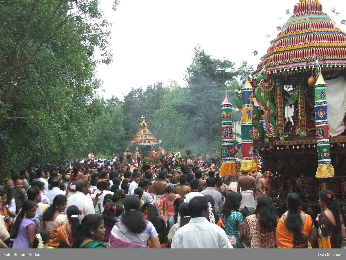 Hinduisme, Sivasubramanyar Alyam, tempel, Tiruvela, kjerrefest, mann, kvinne, barn, kjerrer, askese, musikk, instrumenter, påfulgfjær, frukt, blomster, ild