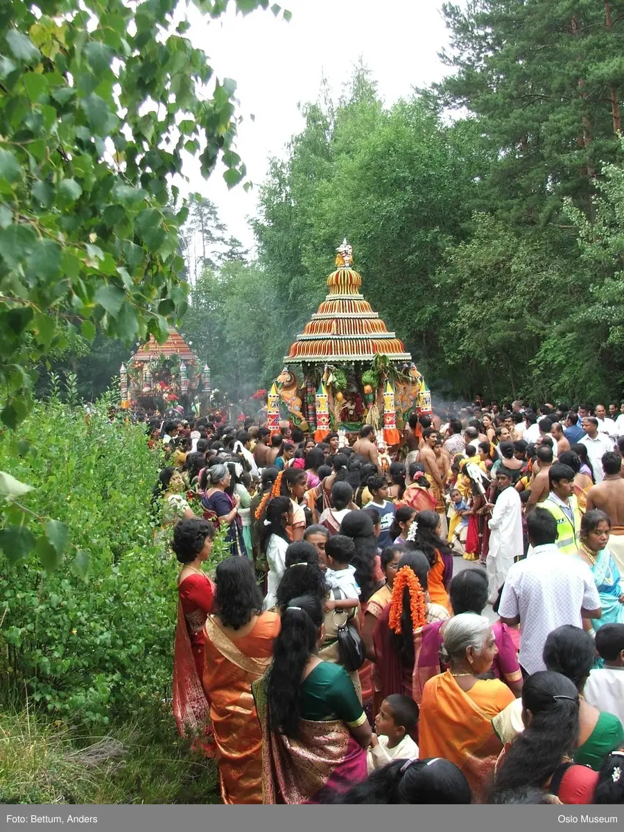 Hinduisme, Sivasubramanyar Alyam, tempel, Tiruvela, kjerrefest, mann, kvinne, barn, kjerrer, askese, musikk, instrumenter, påfulgfjær, frukt, blomster, ild