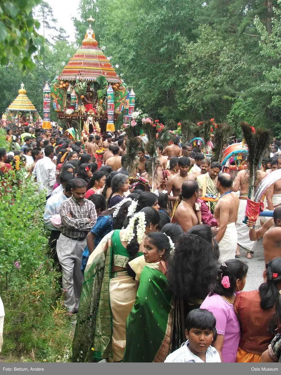 Hinduisme, Sivasubramanyar Alyam, tempel, Tiruvela, kjerrefest, mann, kvinne, barn, kjerrer, askese, musikk, instrumenter, påfulgfjær, frukt, blomster, ild