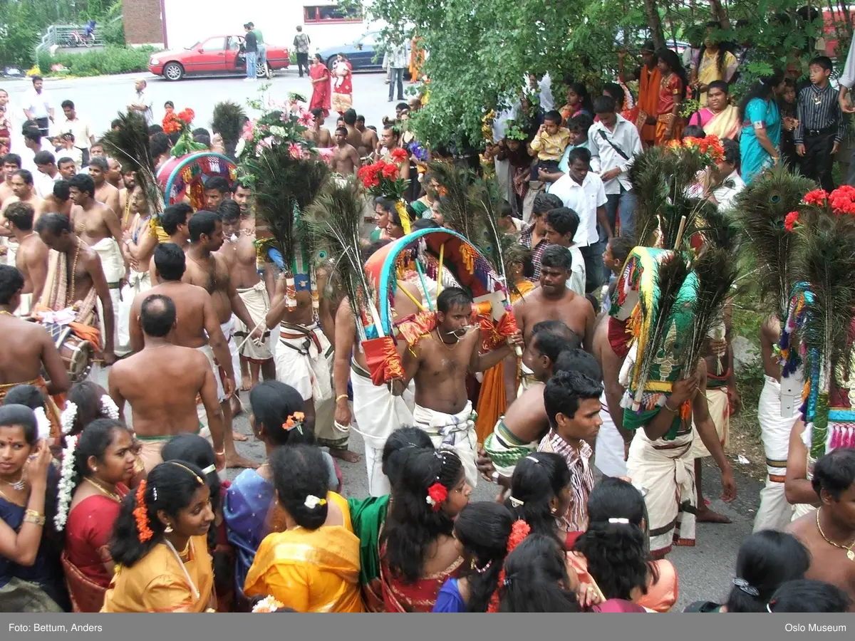 Hinduisme, Sivasubramanyar Alyam, tempel, Tiruvela, kjerrefest, mann, kvinne, barn, kjerrer, askese, musikk, instrumenter, påfulgfjær, frukt, blomster, ild