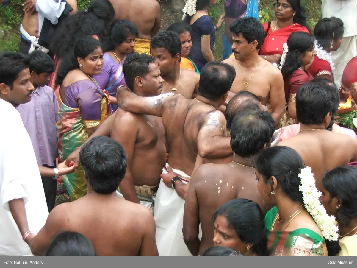 Hinduisme, Sivasubramanyar Alyam, tempel, Tiruvela, kjerrefest, mann, kvinne, barn, kjerrer, askese, musikk, instrumenter, påfulgfjær, frukt, blomster, ild