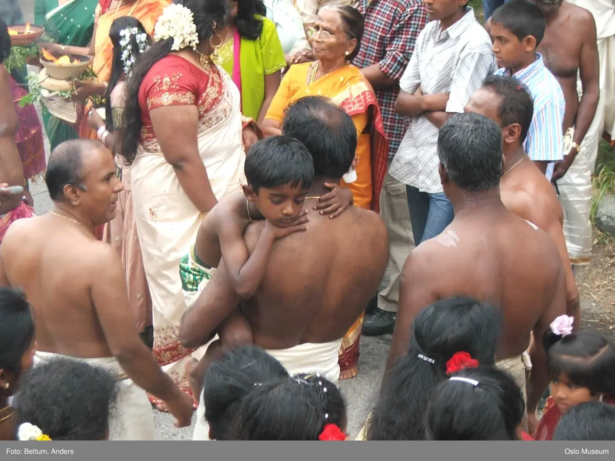 Hinduisme, Sivasubramanyar Alyam, tempel, Tiruvela, kjerrefest, mann, kvinne, barn, kjerrer, askese, musikk, instrumenter, påfulgfjær, frukt, blomster, ild