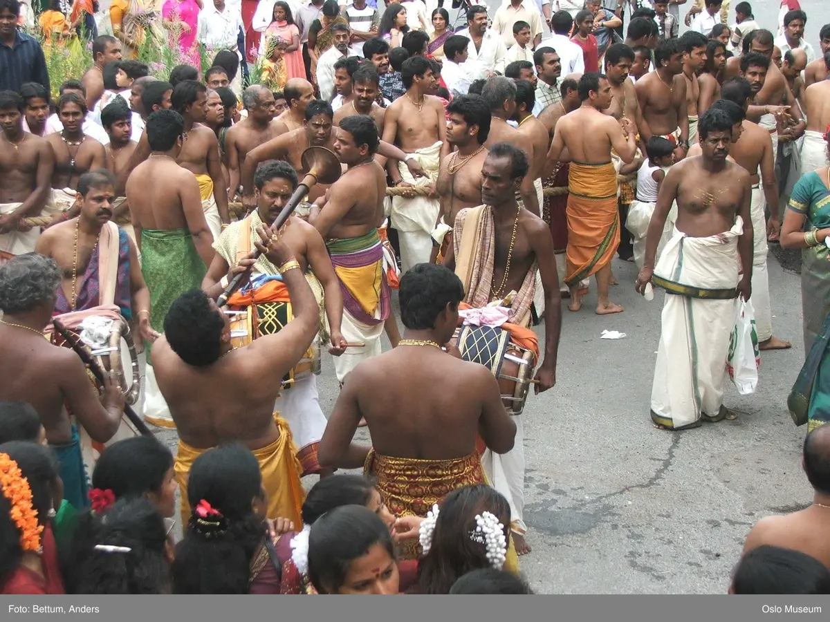 Hinduisme, Sivasubramanyar Alyam, tempel, Tiruvela, kjerrefest, mann, kvinne, barn, kjerrer, askese, musikk, instrumenter, påfulgfjær, frukt, blomster, ild