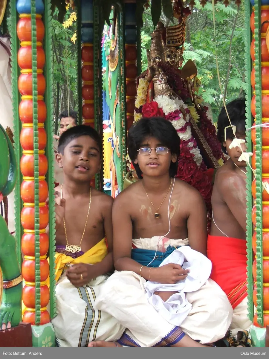 Hinduisme, Sivasubramanyar Alyam, tempel, Tiruvela, kjerrefest, mann, kvinne, barn, kjerrer, askese, musikk, instrumenter, påfulgfjær, frukt, blomster, ild