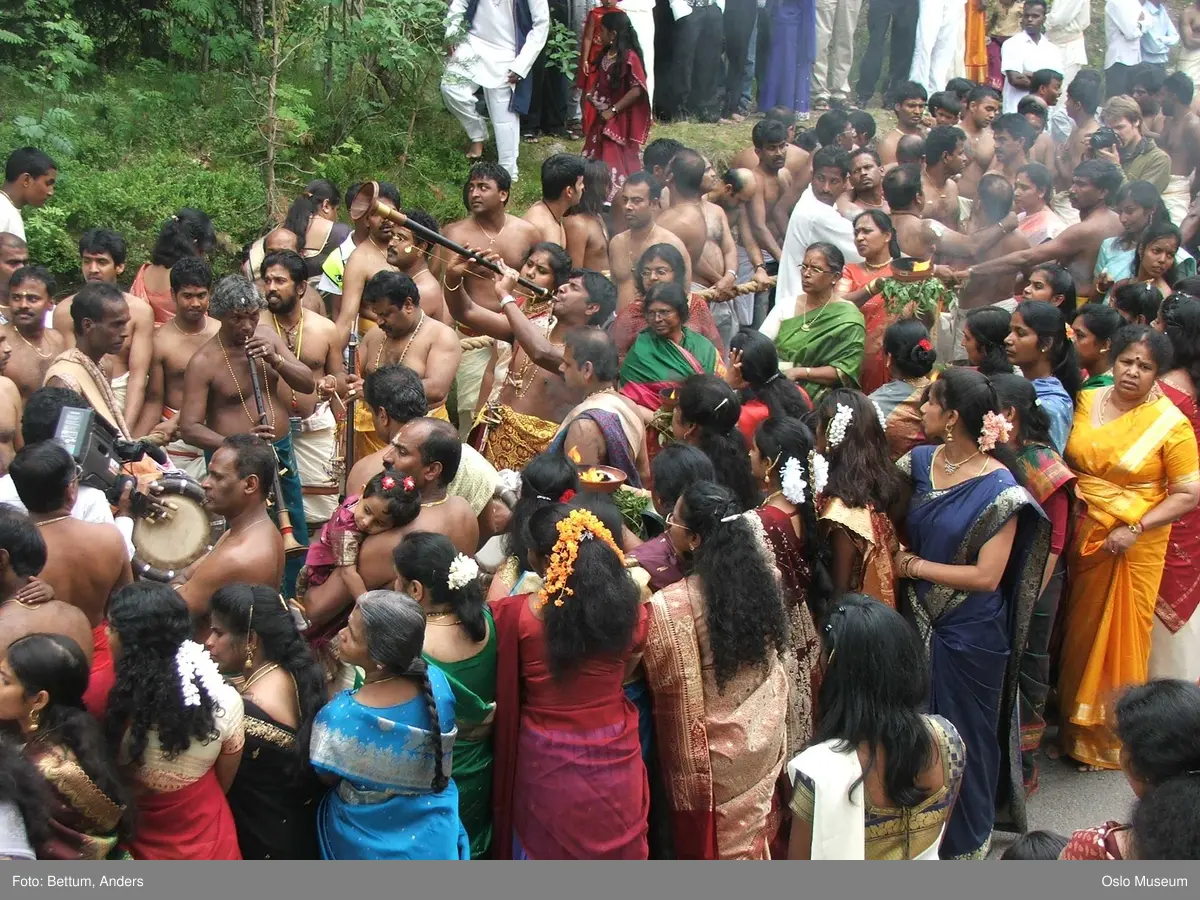 Hinduisme, Sivasubramanyar Alyam, tempel, Tiruvela, kjerrefest, mann, kvinne, barn, kjerrer, askese, musikk, instrumenter, påfulgfjær, frukt, blomster, ild
