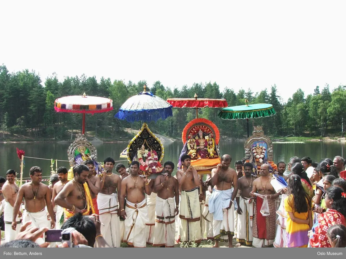 Hinduisme, Sivasubramanyar Alyam, tempel, Tiruvela, badefest, mann, kvinne, barn, vann, parasoller, guder, røkelse, alter, lys,  