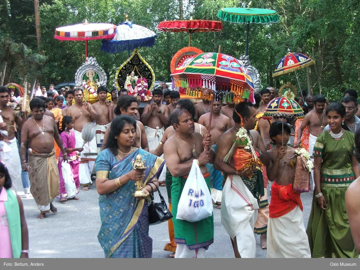 Hinduisme, Sivasubramanyar Alyam, tempel, Tiruvela, badefest, mann, kvinne, barn, vann, parasoller, guder, røkelse, alter, lys,  