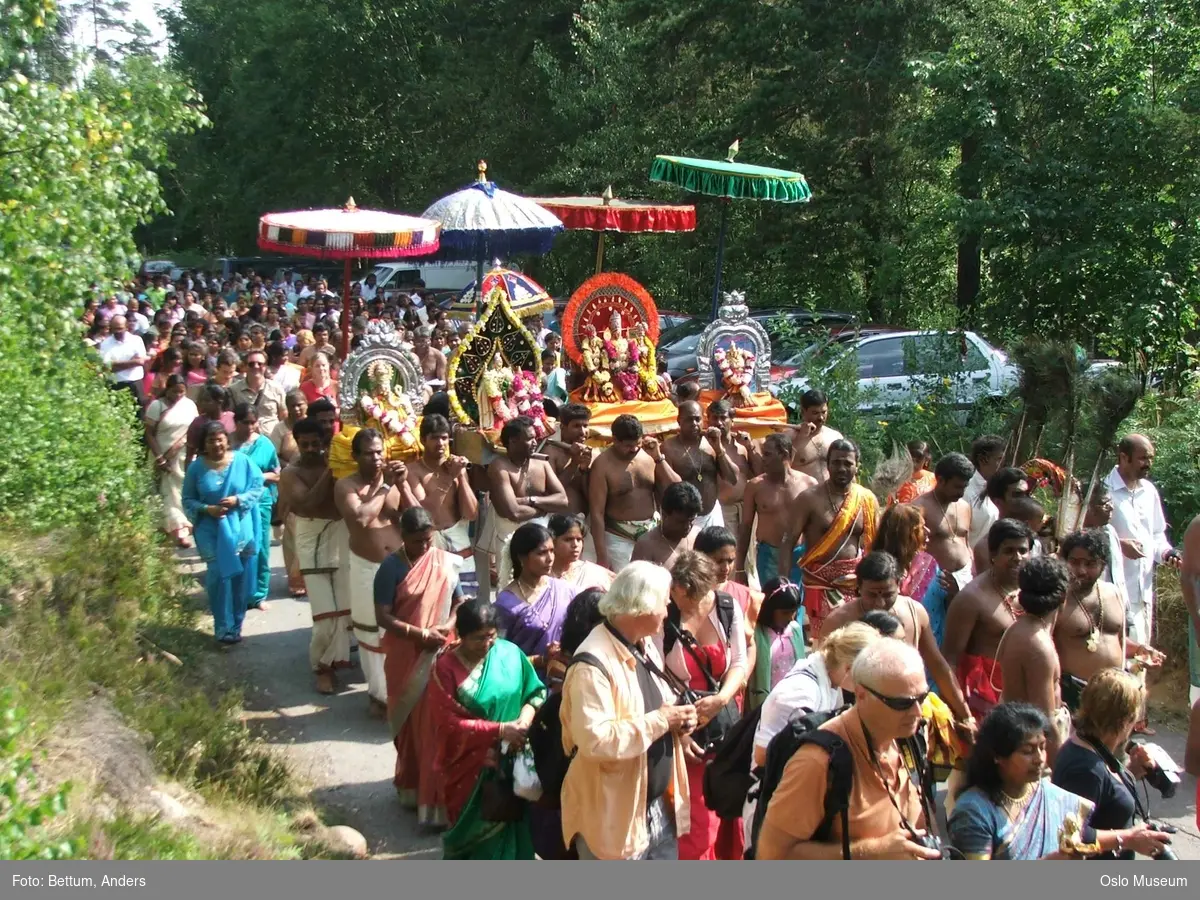 Hinduisme, Sivasubramanyar Alyam, tempel, Tiruvela, badefest, mann, kvinne, barn, vann, parasoller, guder, røkelse, alter, lys,  