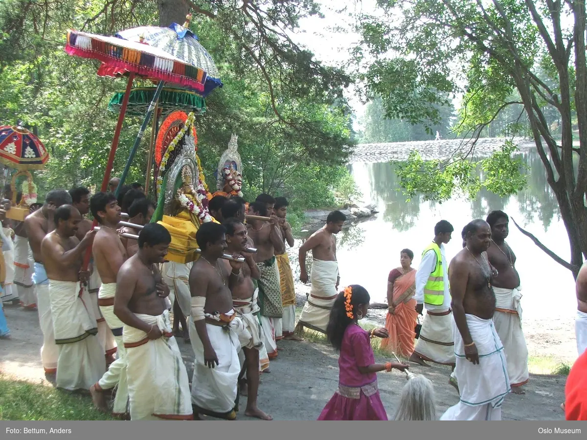 Hinduisme, Sivasubramanyar Alyam, tempel, Tiruvela, badefest, mann, kvinne, barn, vann, parasoller, guder, røkelse, alter, lys,  