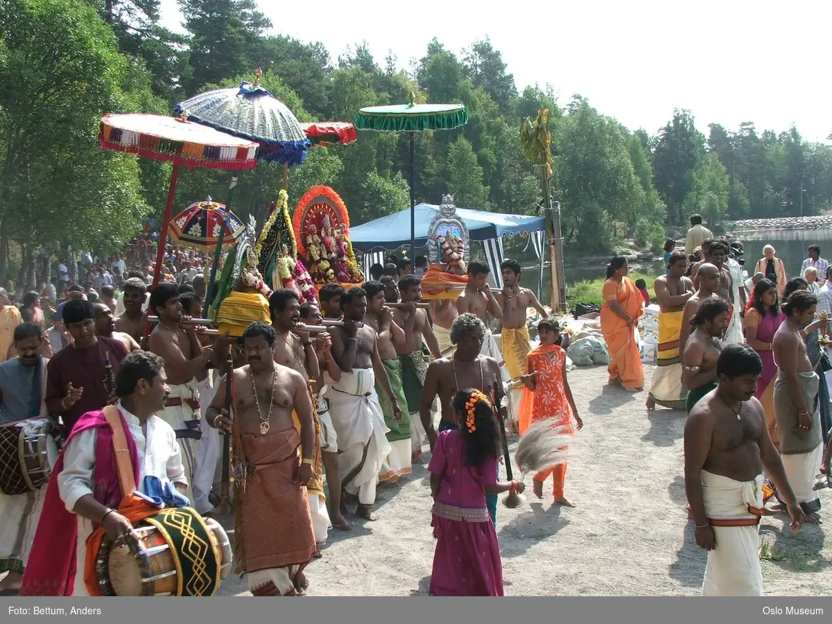 Hinduisme, Sivasubramanyar Alyam, tempel, Tiruvela, badefest, mann, kvinne, barn, vann, parasoller, guder, røkelse, alter, lys,  