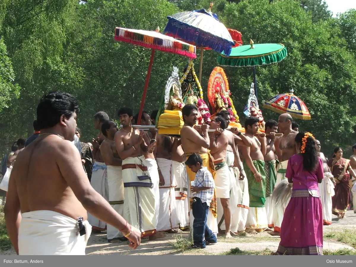 Hinduisme, Sivasubramanyar Alyam, tempel, Tiruvela, badefest, mann, kvinne, barn, vann, parasoller, guder, røkelse, alter, lys,  