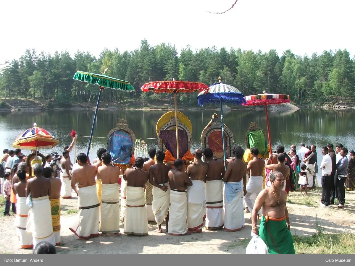 Hinduisme, Sivasubramanyar Alyam, tempel, Tiruvela, badefest, mann, kvinne, barn, vann, parasoller, guder, røkelse, alter, lys,  